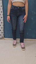 Carica e avvia il video nel visualizzatore di galleria, Jeans skinny
